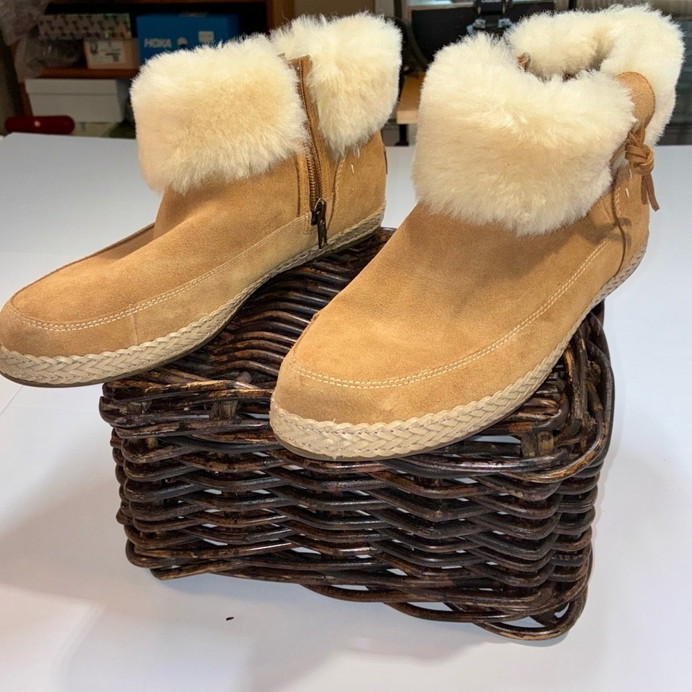 UGG Elowen Moccasin Booties Zip Ankle Boots Chestnut Suede Fur Trim 12 Worn Once